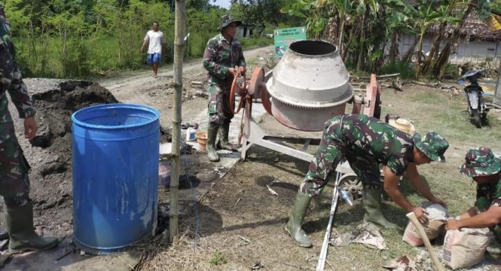Satgas TMMD Kodim Bojonegoro Bantu Warga Siapkan Cor Perbaiki Saluran